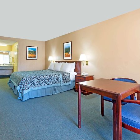 Days Inn By Wyndham Fontana / Rialto Bloomington Bagian luar foto