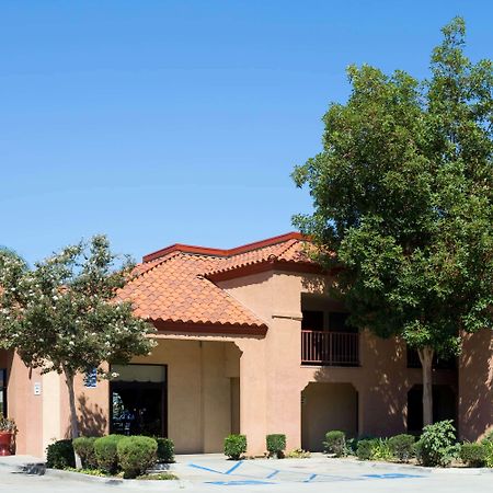 Days Inn By Wyndham Fontana / Rialto Bloomington Bagian luar foto