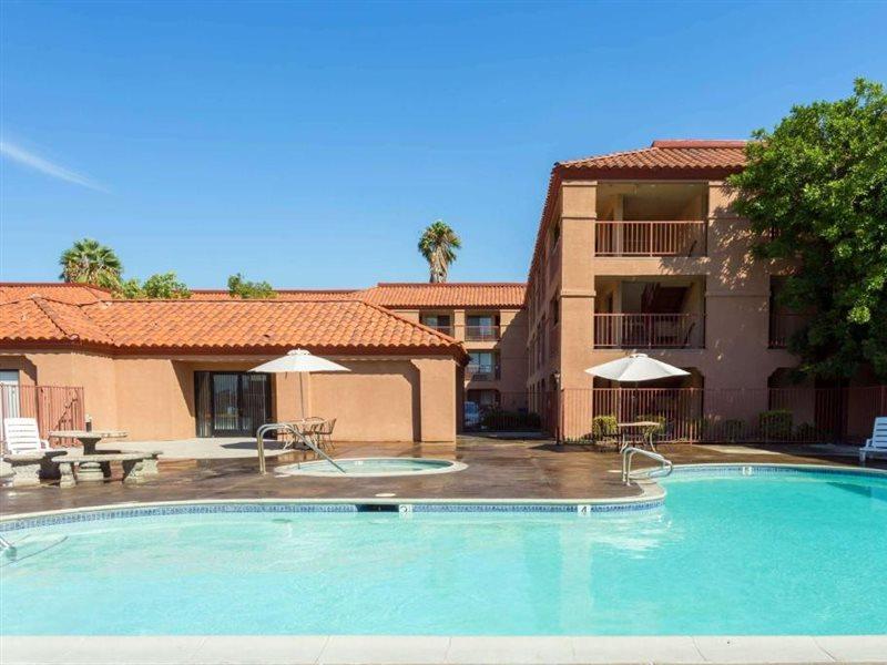 Days Inn By Wyndham Fontana / Rialto Bloomington Bagian luar foto