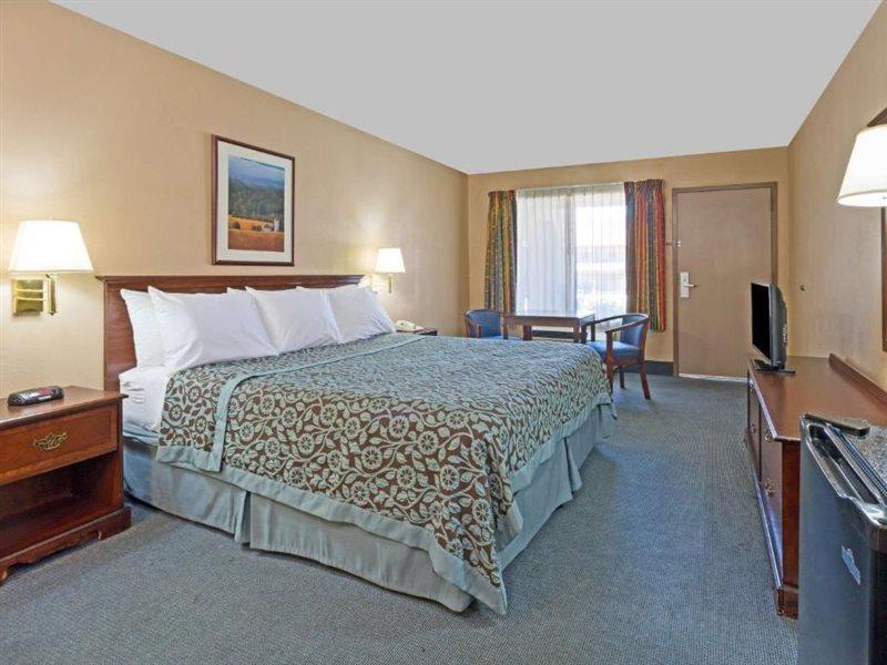 Days Inn By Wyndham Fontana / Rialto Bloomington Bagian luar foto