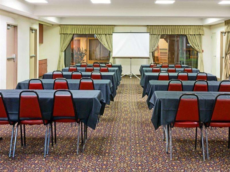 Days Inn By Wyndham Fontana / Rialto Bloomington Bagian luar foto
