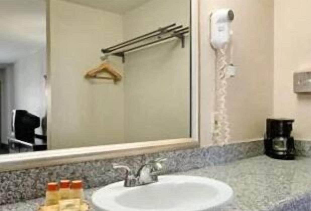 Days Inn By Wyndham Fontana / Rialto Bloomington Bagian luar foto