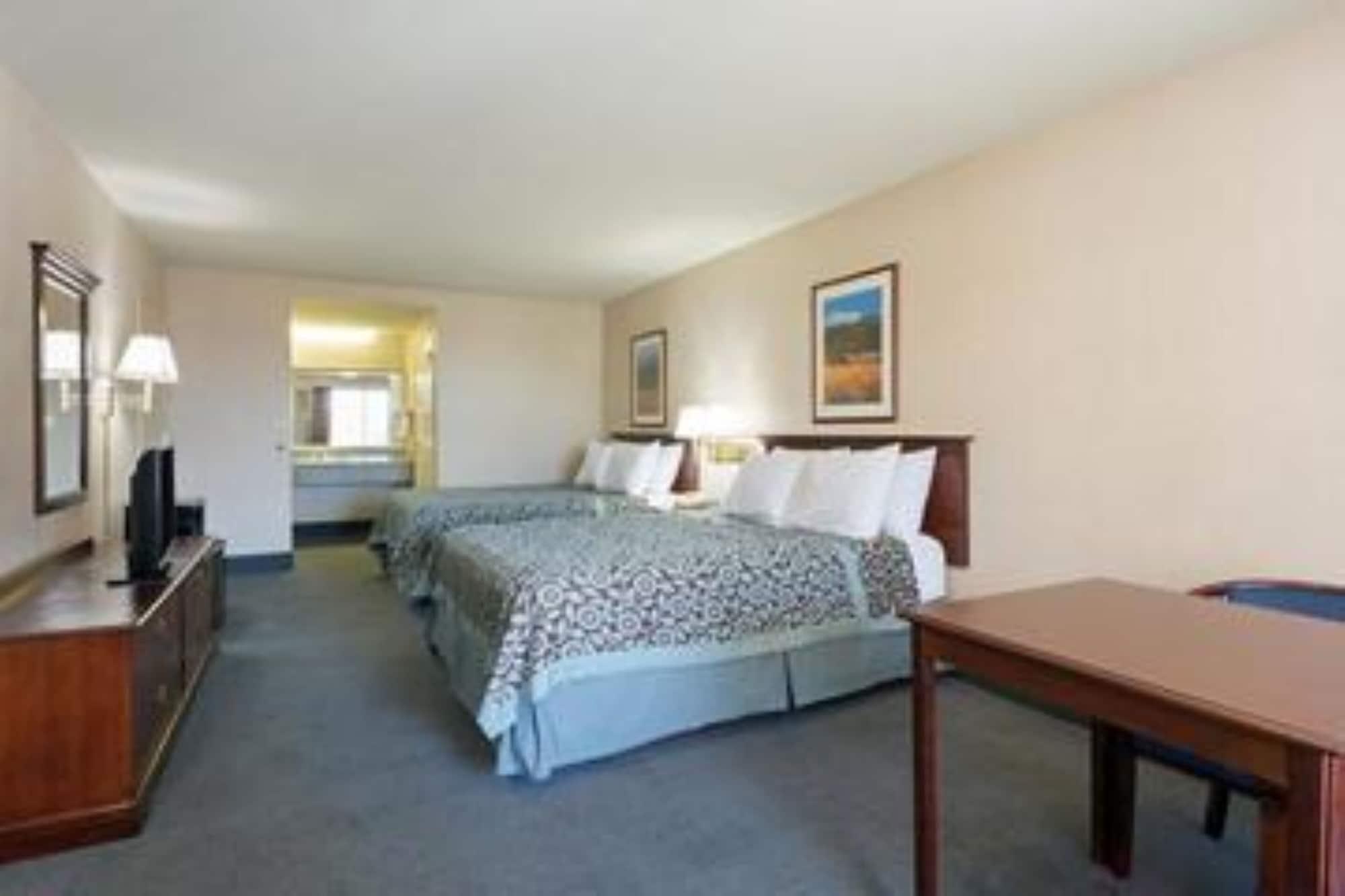 Days Inn By Wyndham Fontana / Rialto Bloomington Bagian luar foto