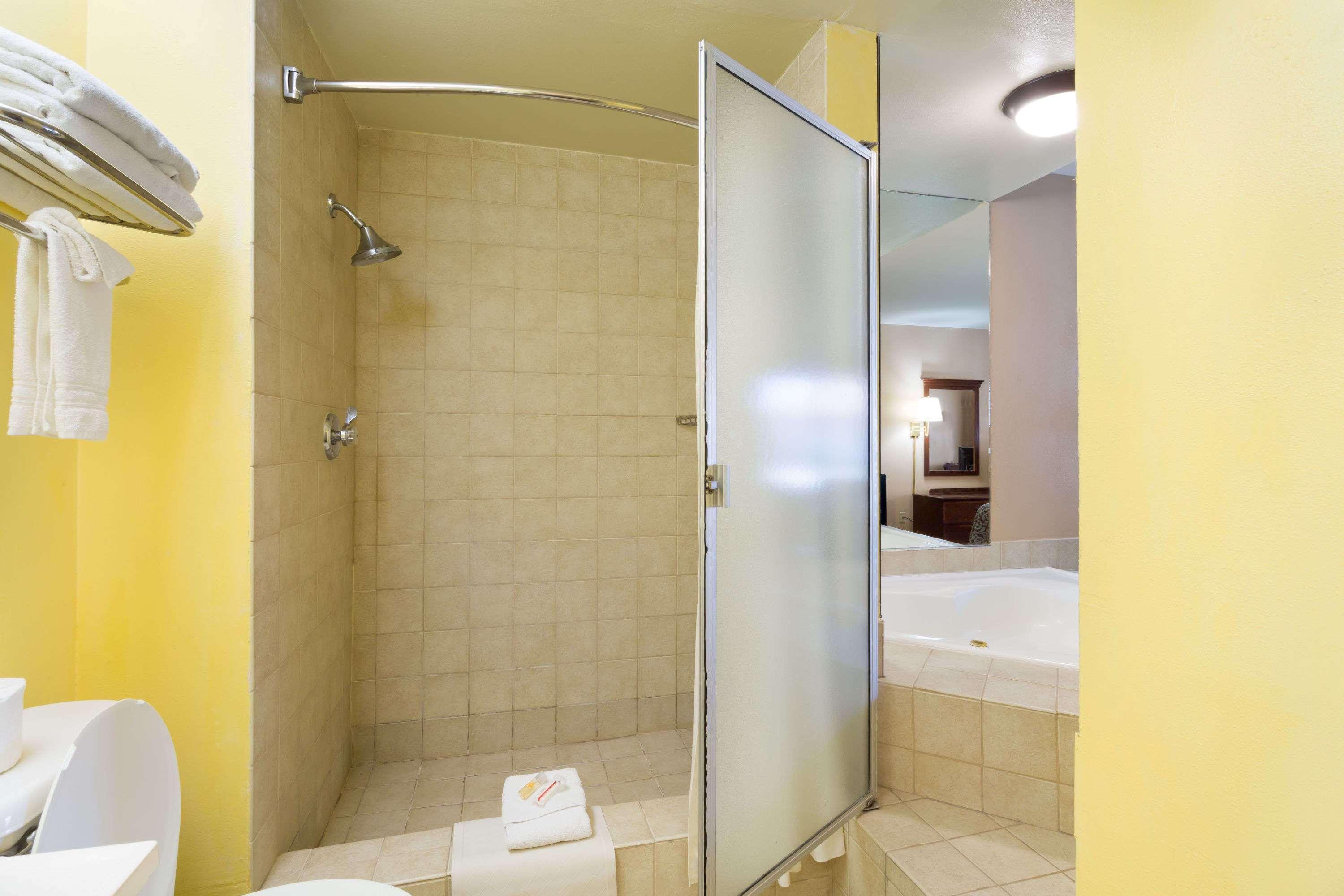 Days Inn By Wyndham Fontana / Rialto Bloomington Bagian luar foto
