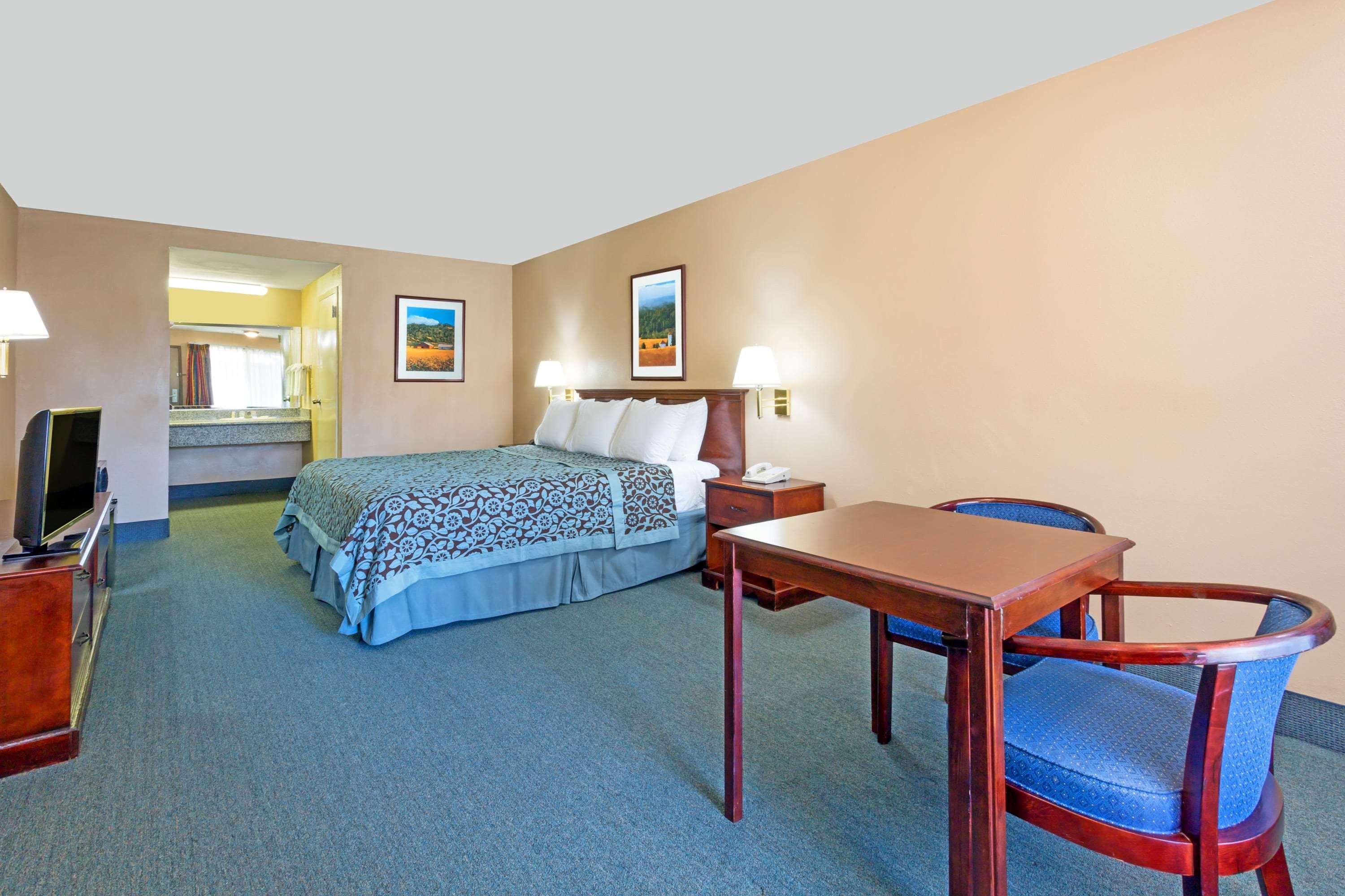 Days Inn By Wyndham Fontana / Rialto Bloomington Bagian luar foto