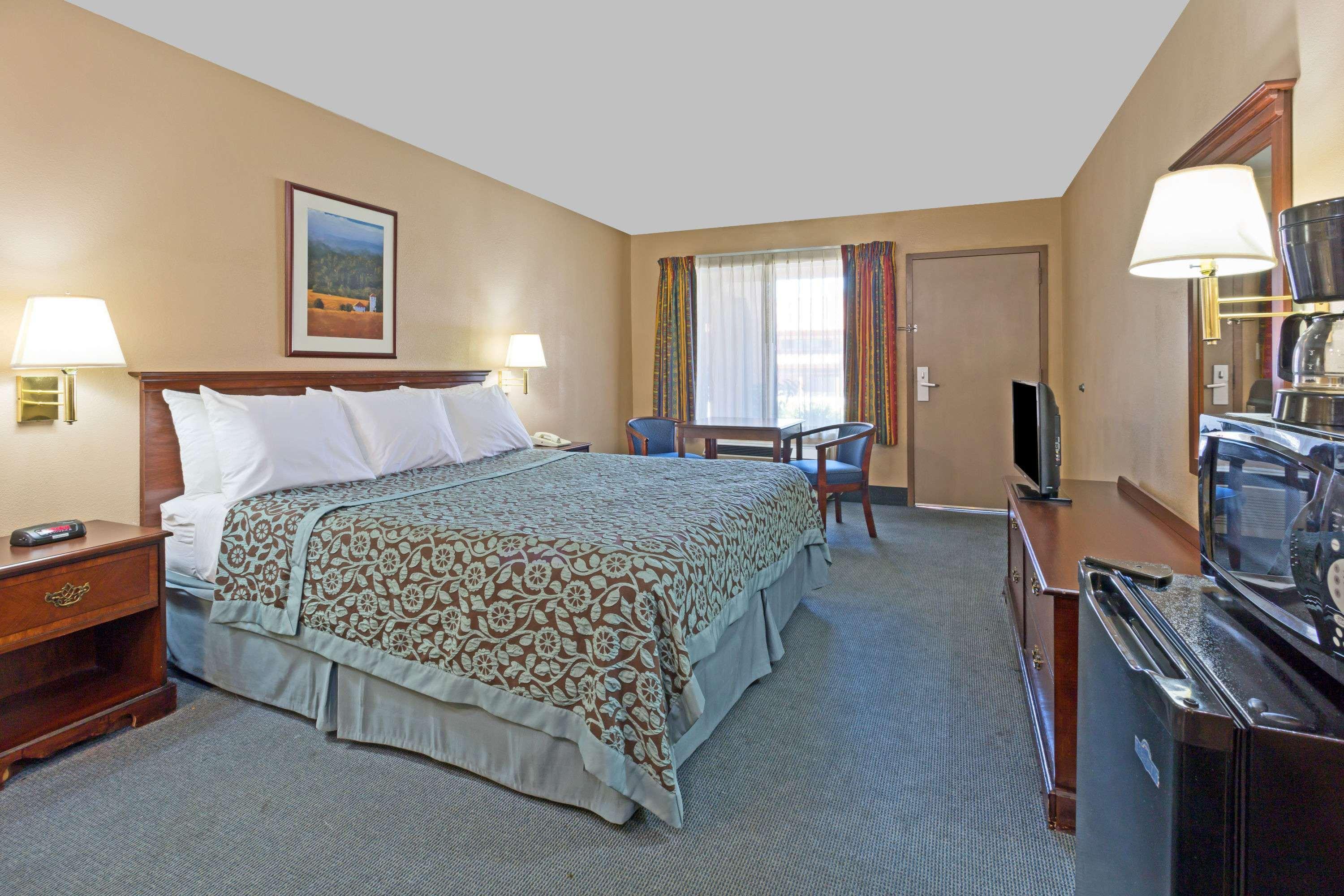 Days Inn By Wyndham Fontana / Rialto Bloomington Bagian luar foto
