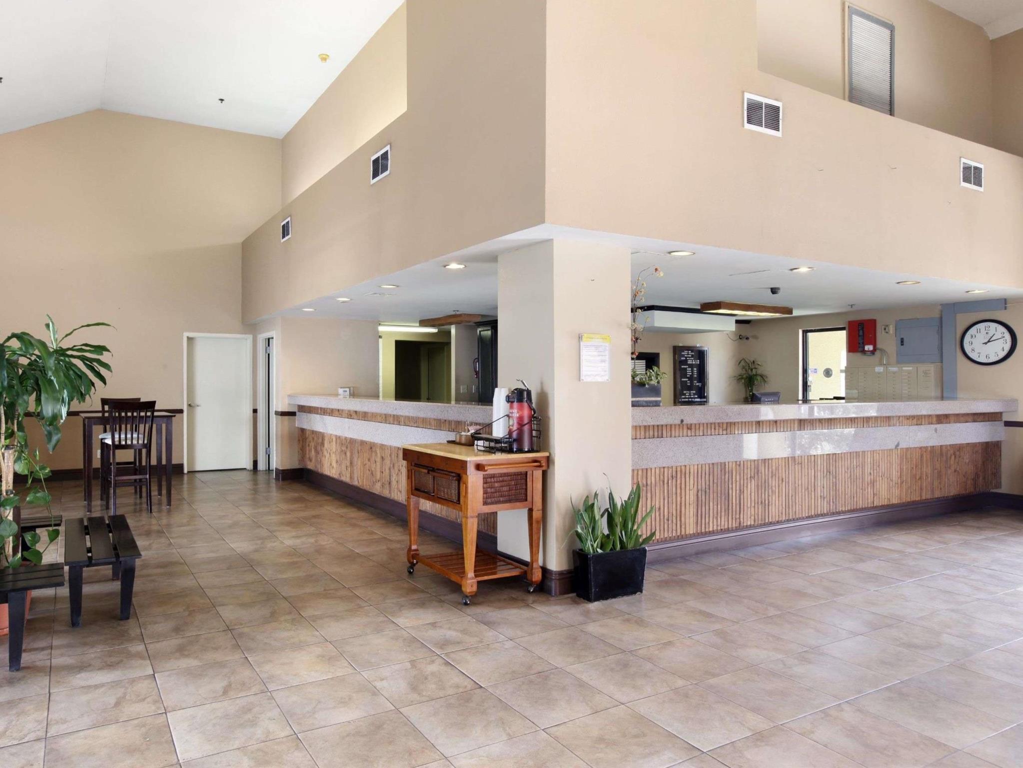 Days Inn By Wyndham Fontana / Rialto Bloomington Bagian luar foto