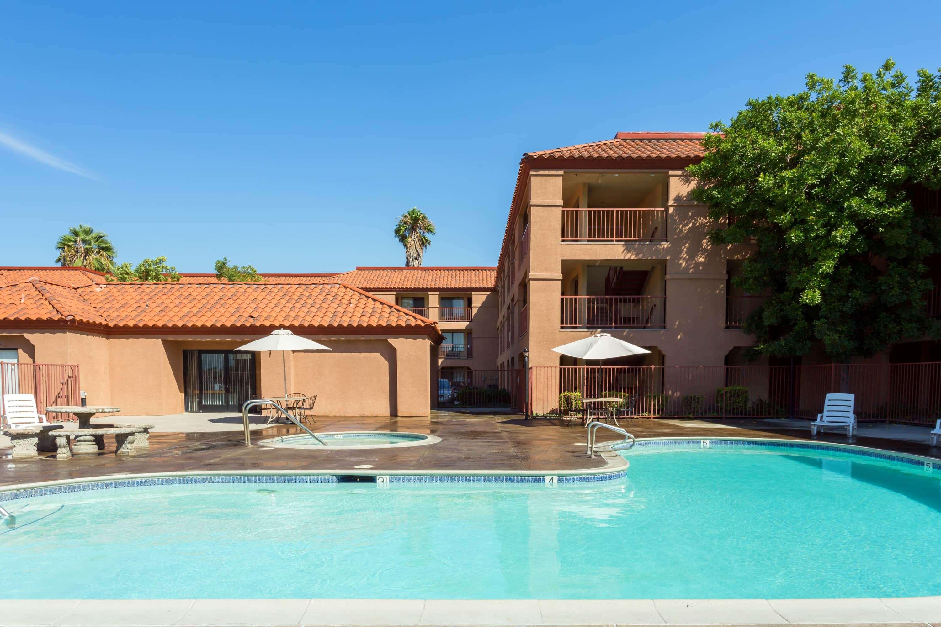 Days Inn By Wyndham Fontana / Rialto Bloomington Bagian luar foto