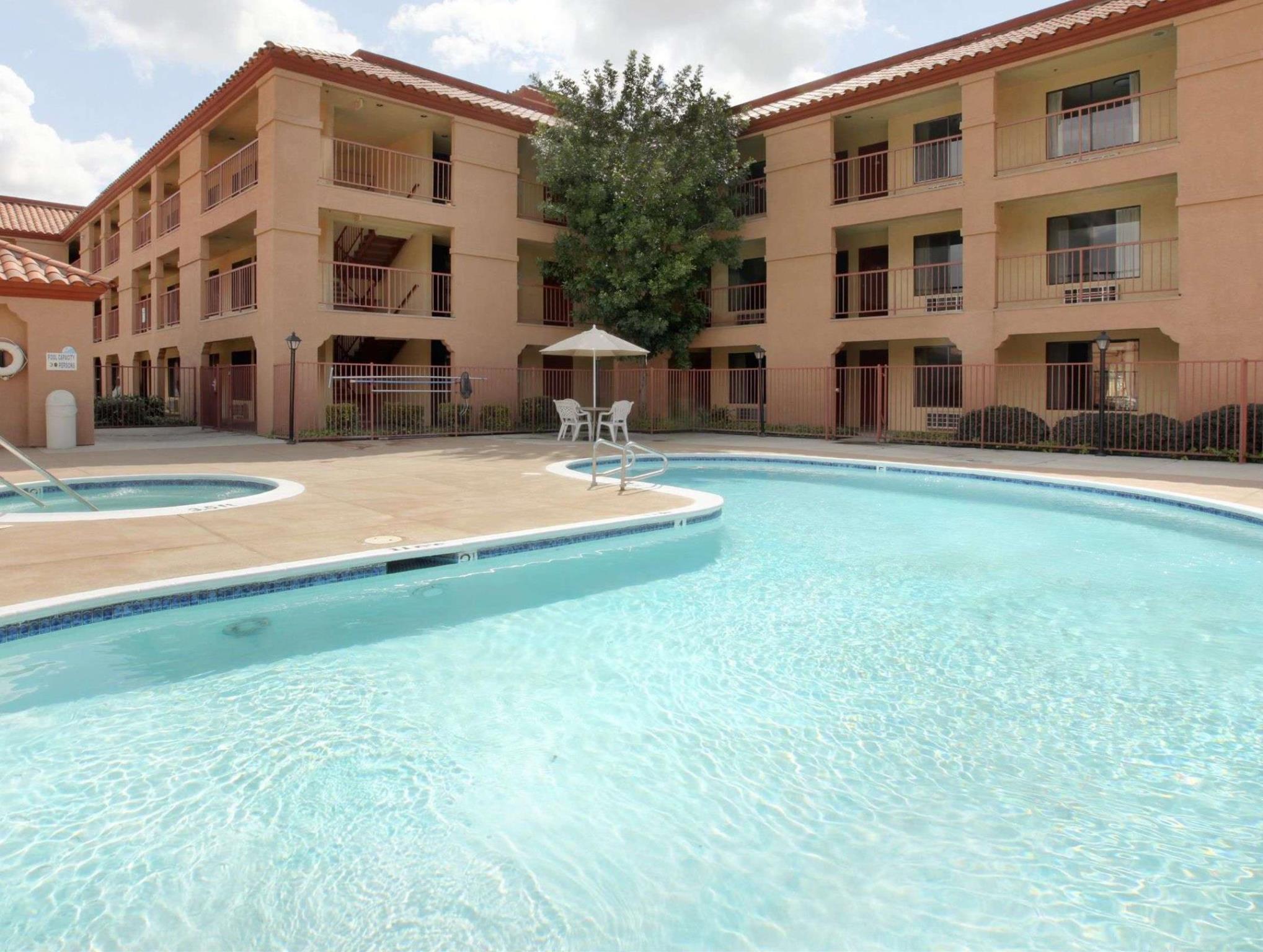 Days Inn By Wyndham Fontana / Rialto Bloomington Bagian luar foto