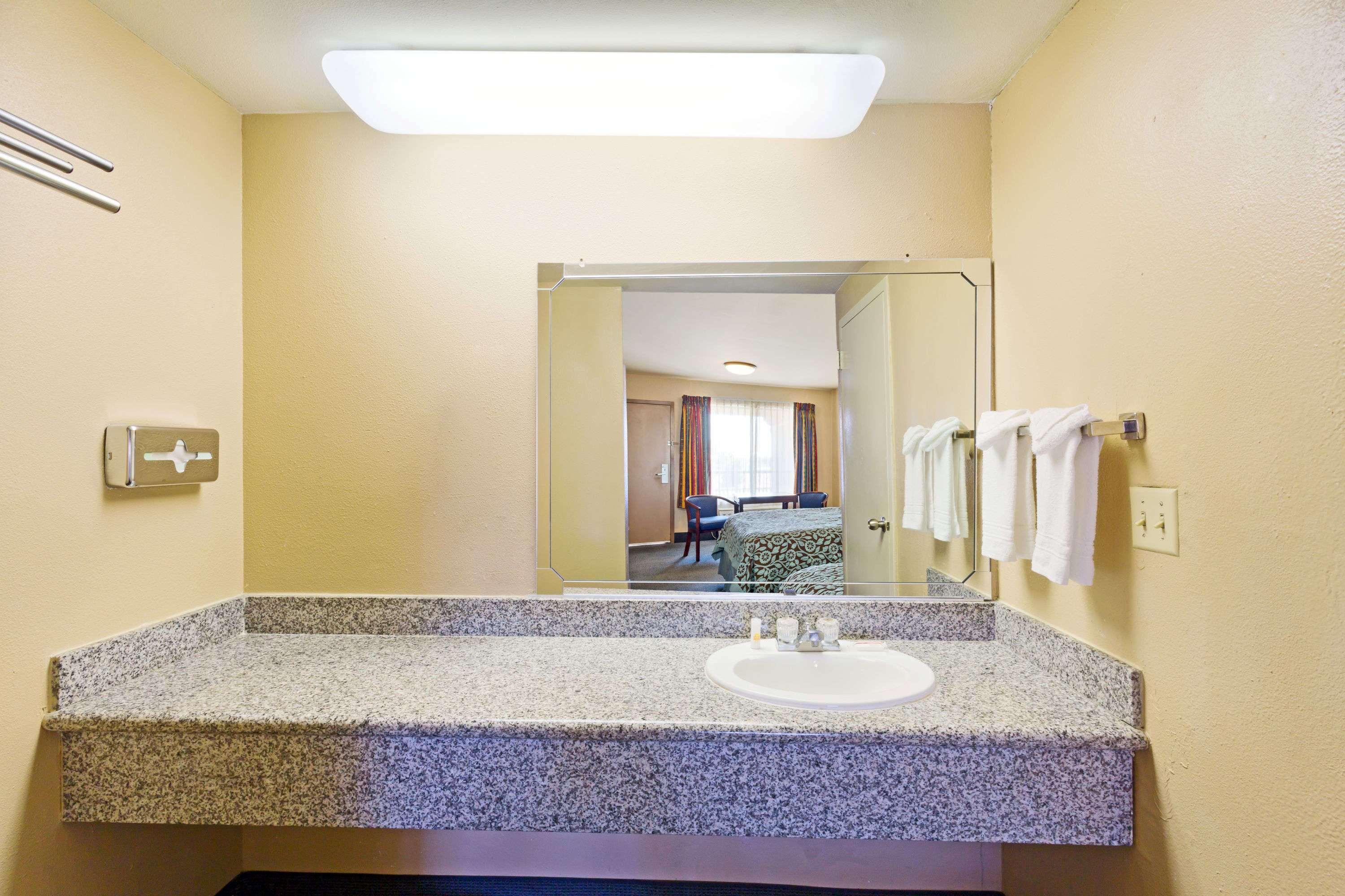 Days Inn By Wyndham Fontana / Rialto Bloomington Bagian luar foto