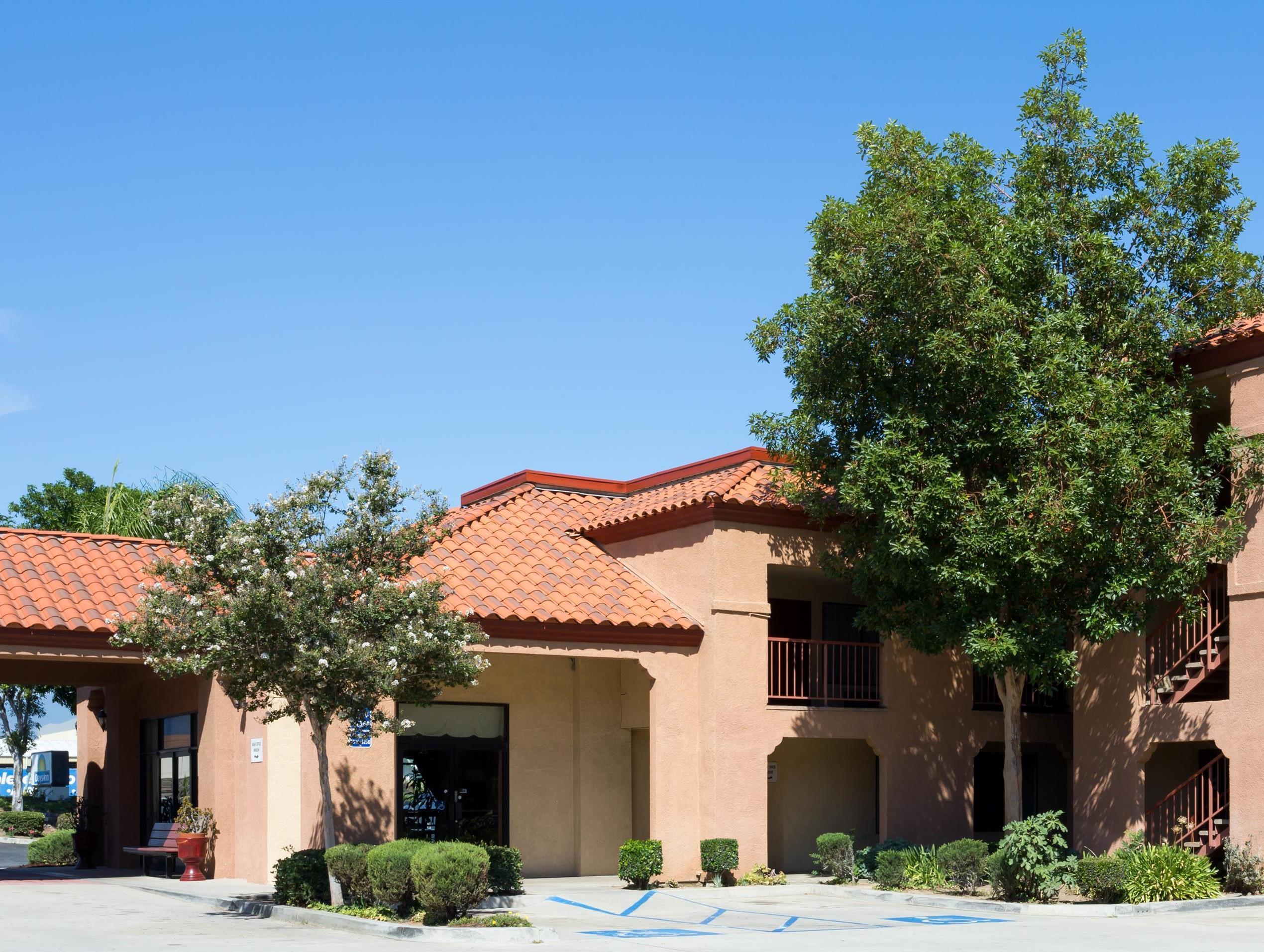 Days Inn By Wyndham Fontana / Rialto Bloomington Bagian luar foto