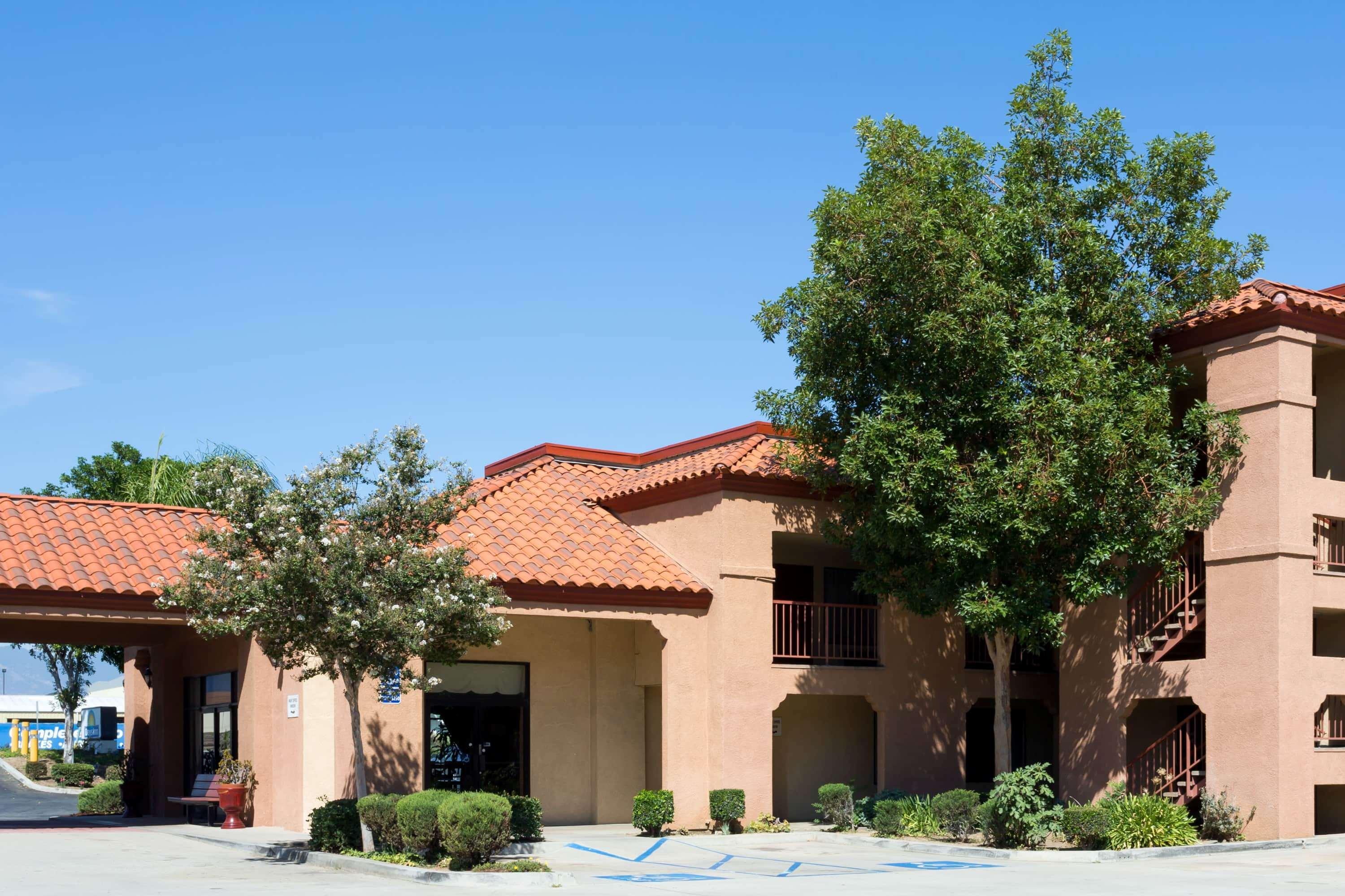 Days Inn By Wyndham Fontana / Rialto Bloomington Bagian luar foto