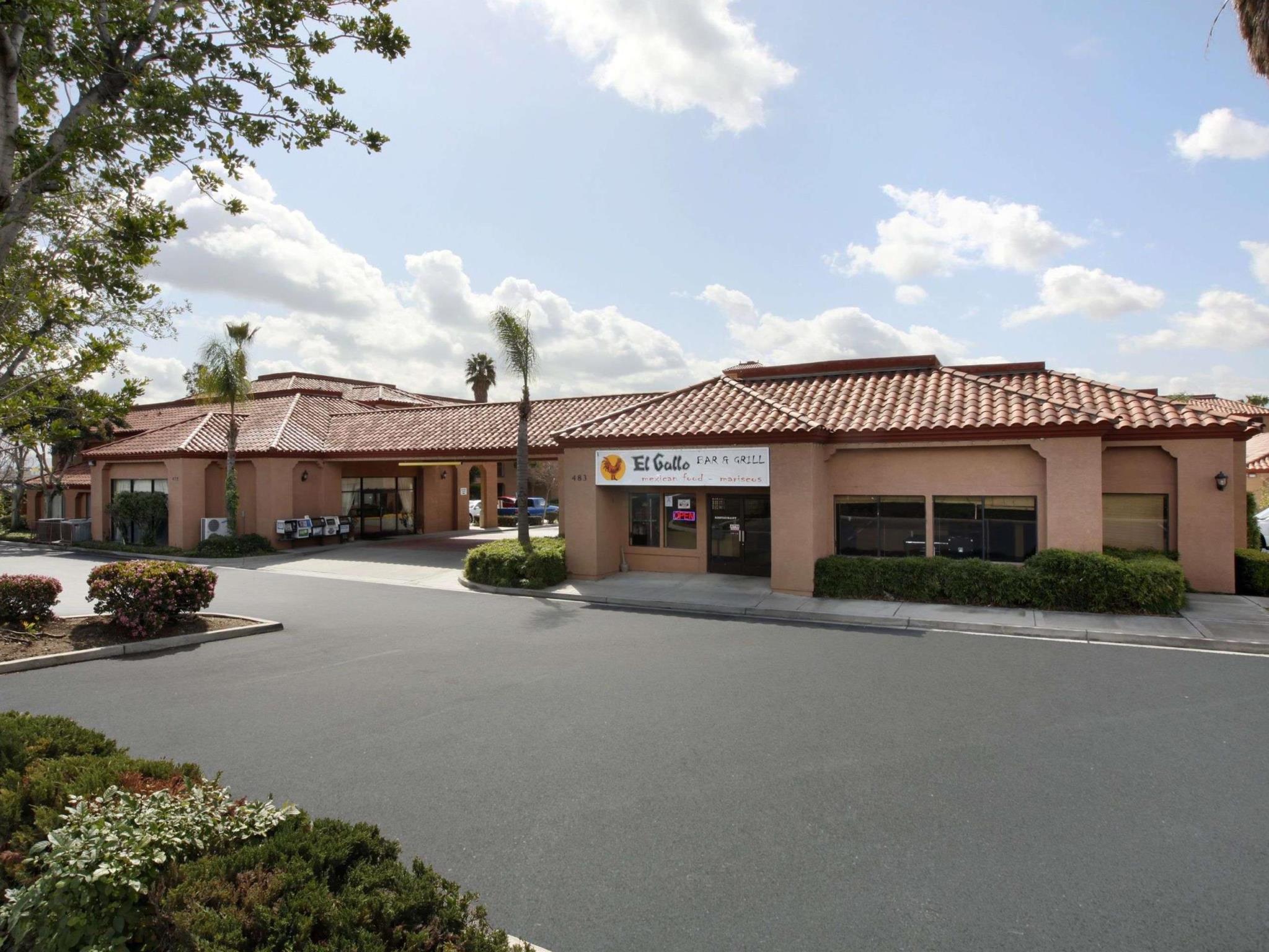 Days Inn By Wyndham Fontana / Rialto Bloomington Bagian luar foto
