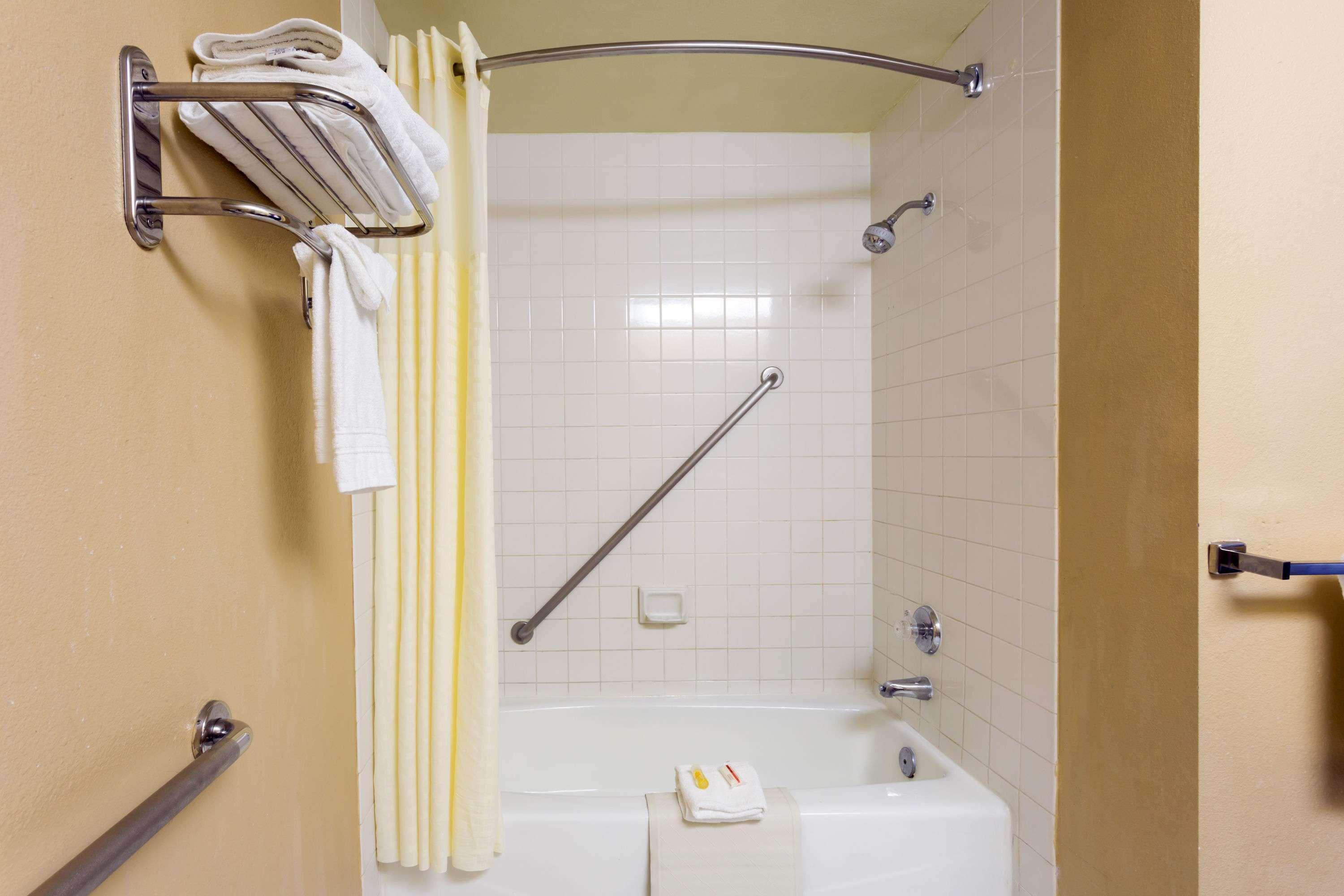 Days Inn By Wyndham Fontana / Rialto Bloomington Bagian luar foto