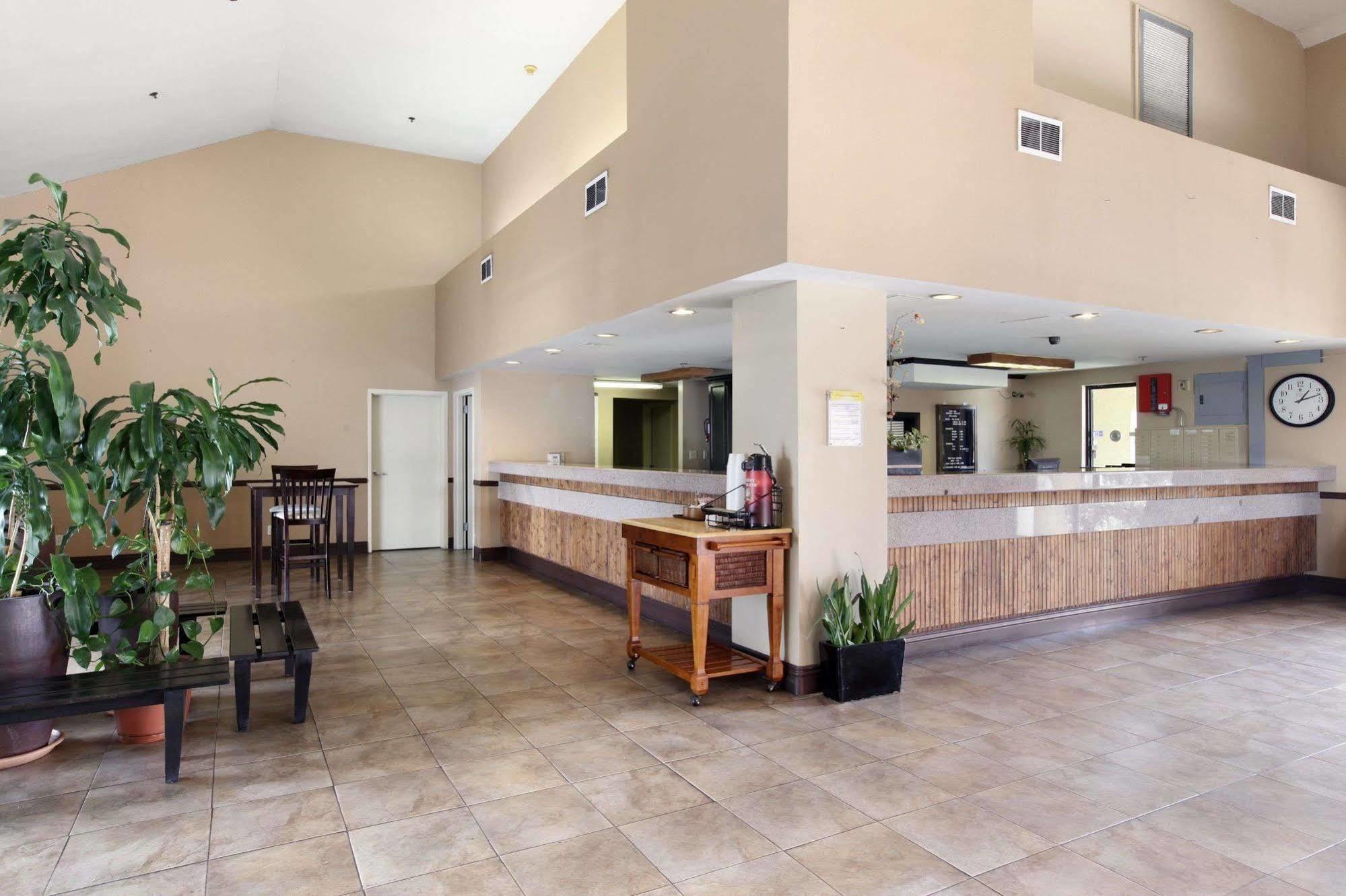 Days Inn By Wyndham Fontana / Rialto Bloomington Bagian luar foto