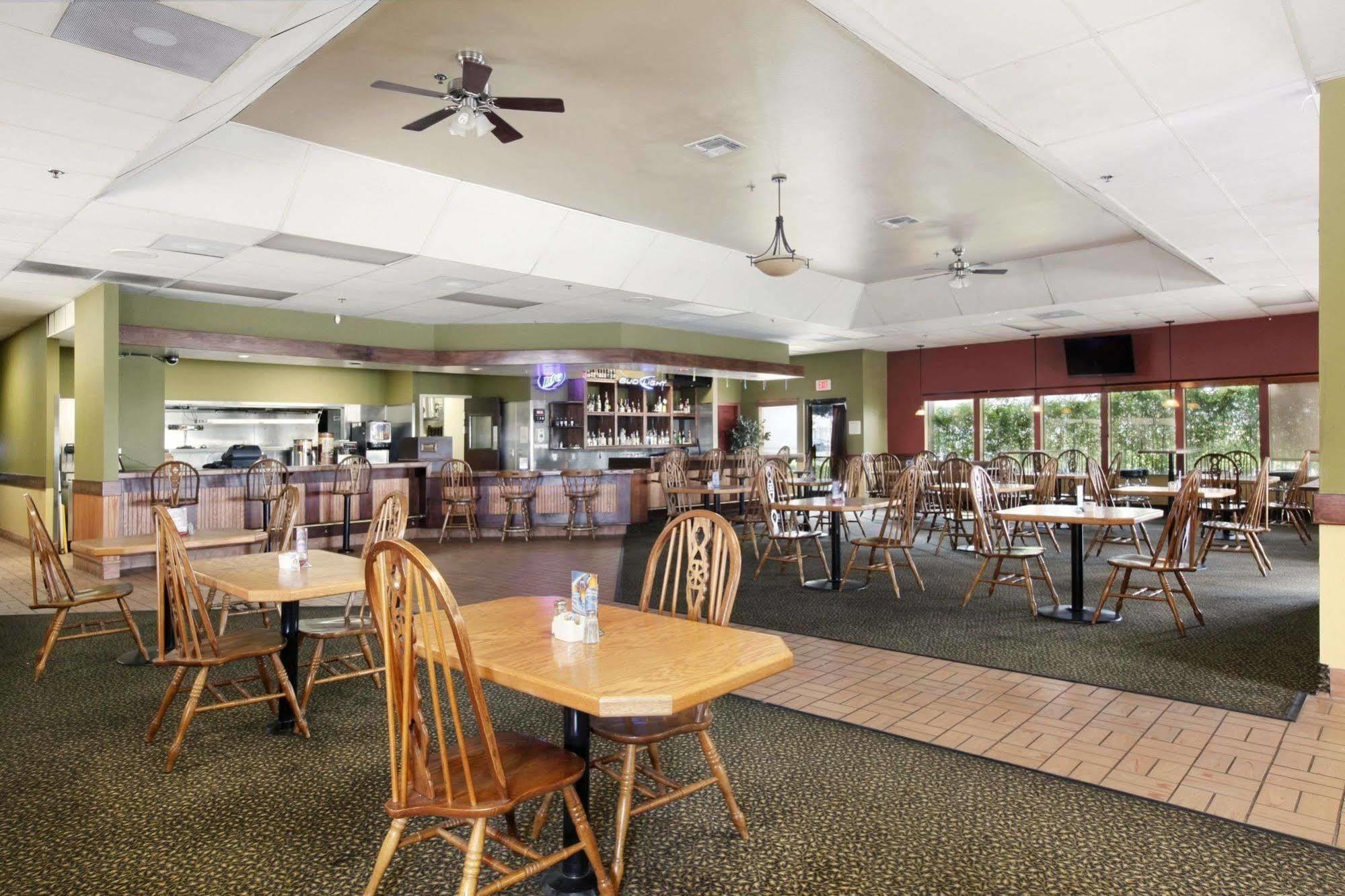 Days Inn By Wyndham Fontana / Rialto Bloomington Bagian luar foto