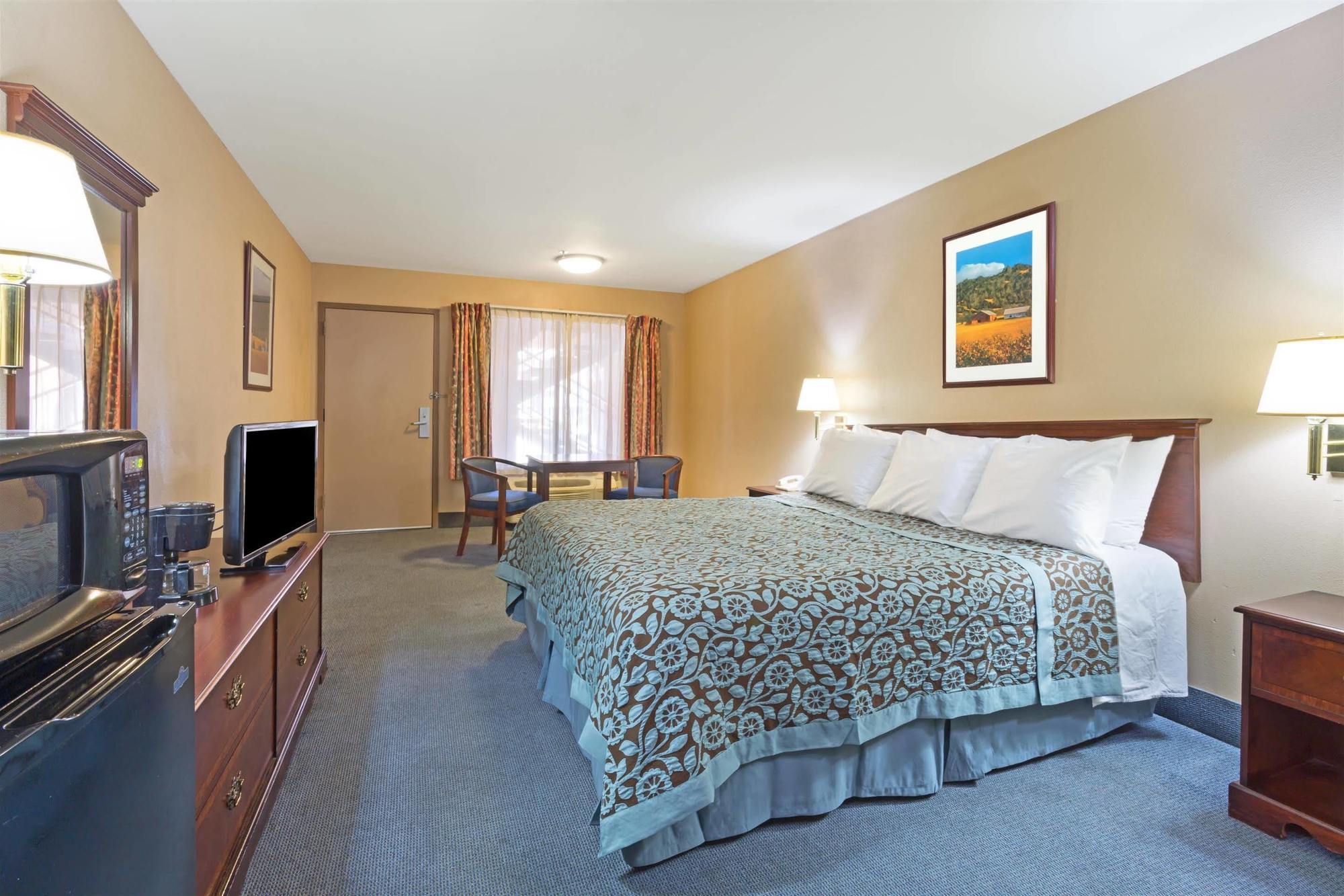 Days Inn By Wyndham Fontana / Rialto Bloomington Bagian luar foto