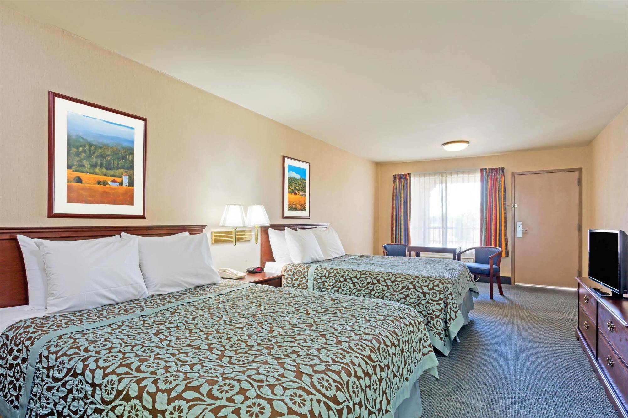 Days Inn By Wyndham Fontana / Rialto Bloomington Bagian luar foto