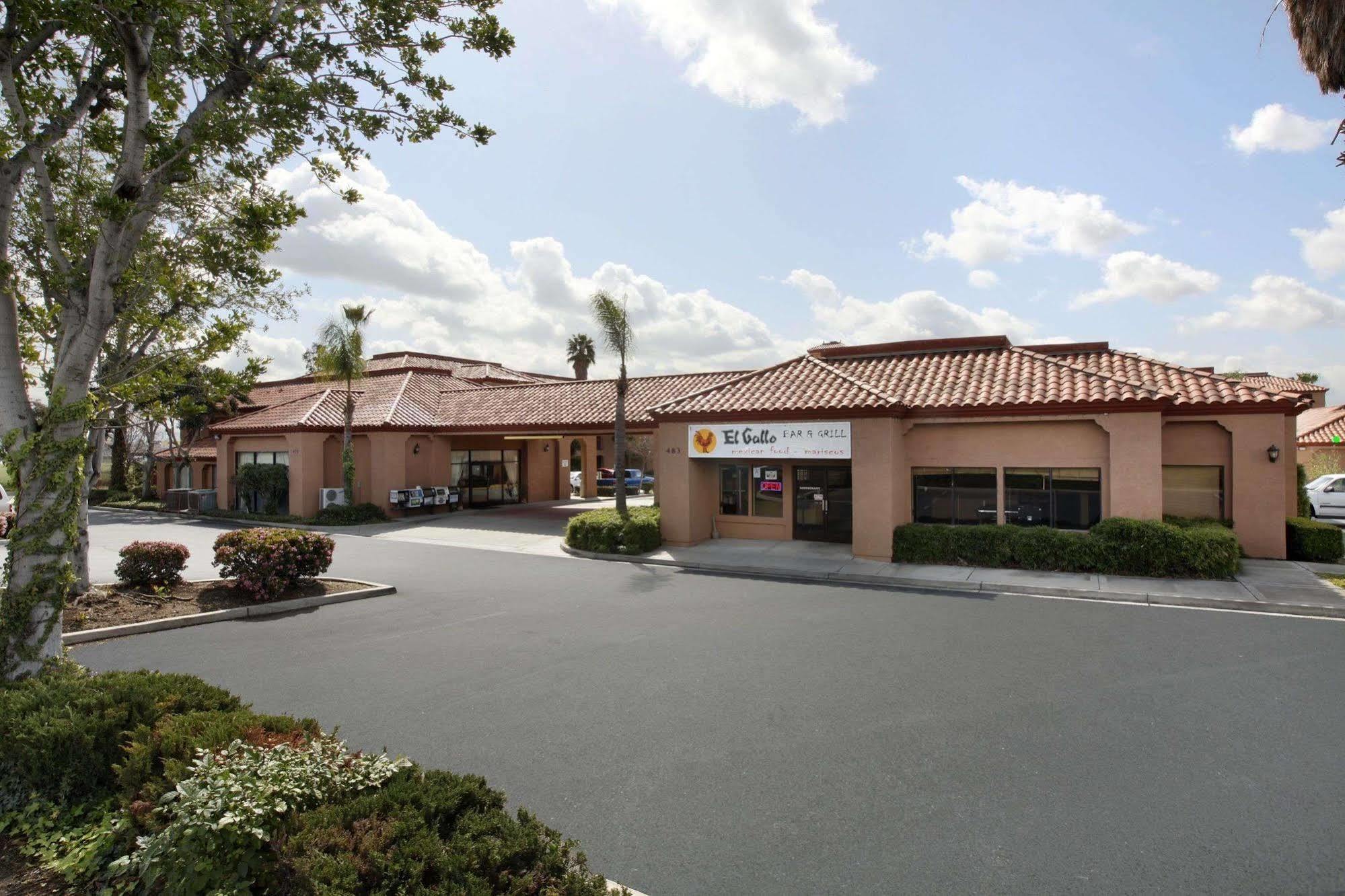 Days Inn By Wyndham Fontana / Rialto Bloomington Bagian luar foto