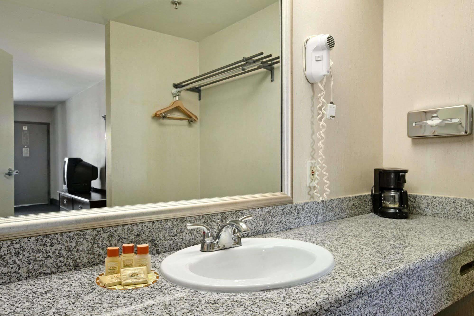 Days Inn By Wyndham Fontana / Rialto Bloomington Bagian luar foto