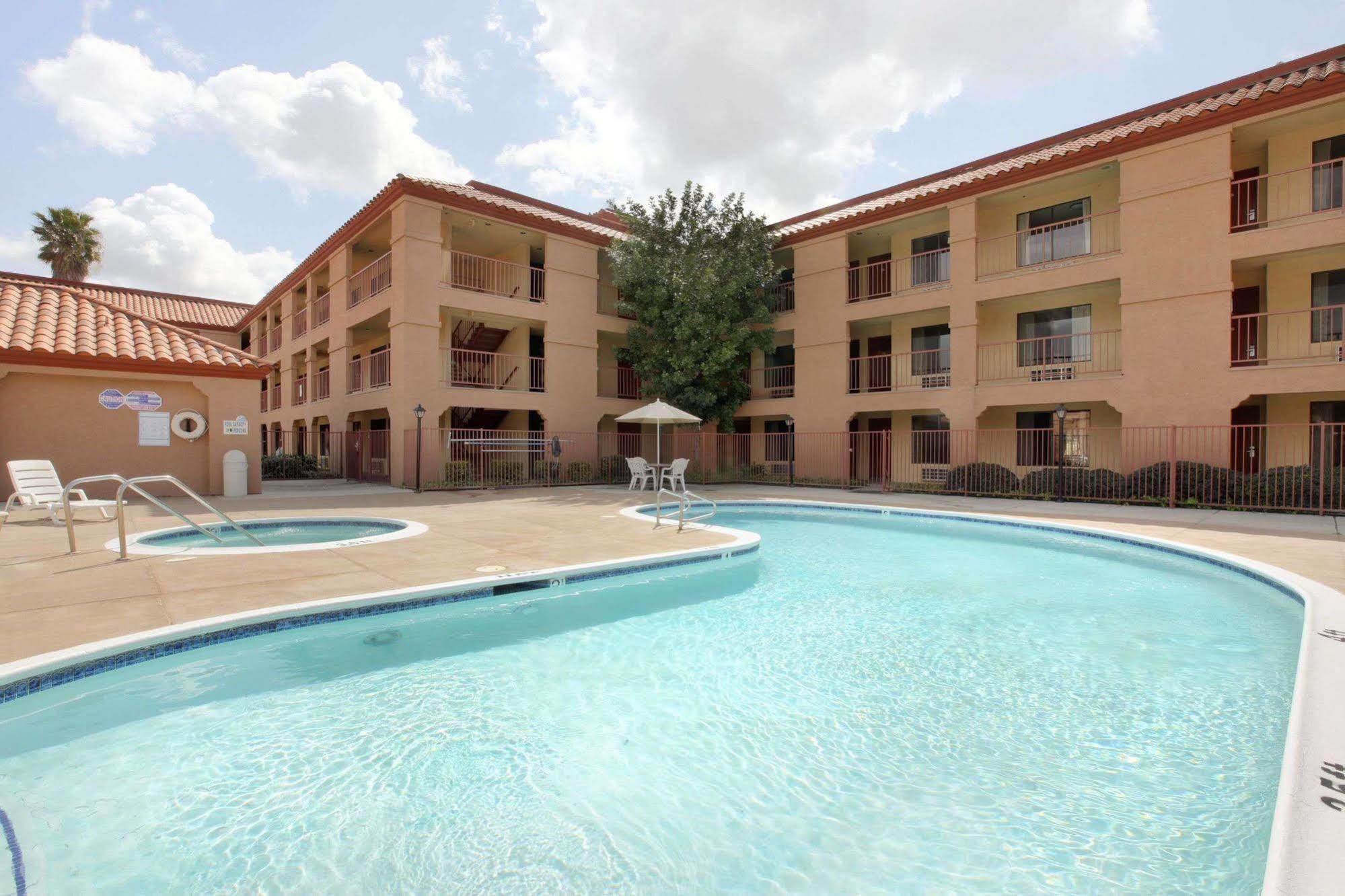 Days Inn By Wyndham Fontana / Rialto Bloomington Bagian luar foto